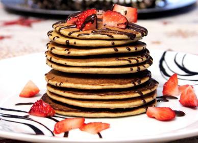 Pancakes with chocolate and strawberries topping